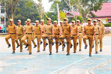 Pasukan Diskominfo SP Mura Terlihat Kompak Dalam Perlombaan Baris ...