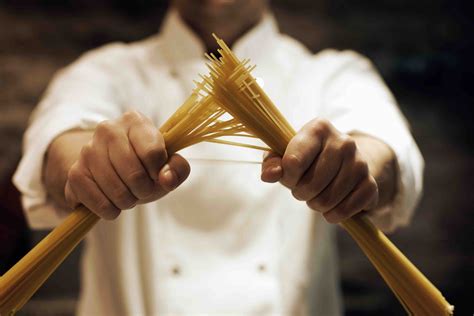 Spaghetti breken voor het koken - Pastaficio - Experts in Pasta