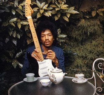 Jimi Hendrix drinking tea. | Muziek, Zangers, Muziek geschiedenis