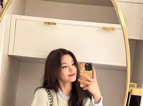 230203 ITZY Instagram Update - Yeji | kpopping