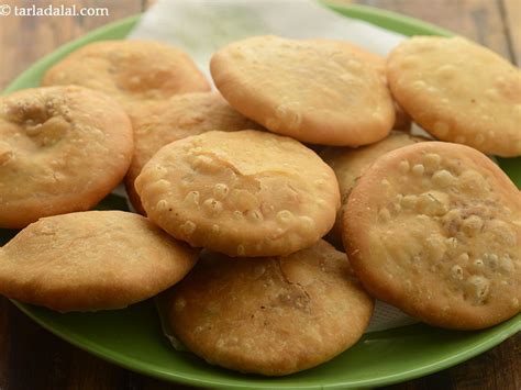 moong dal kachori | Rajasthani moong dal kachori | khasta kachori