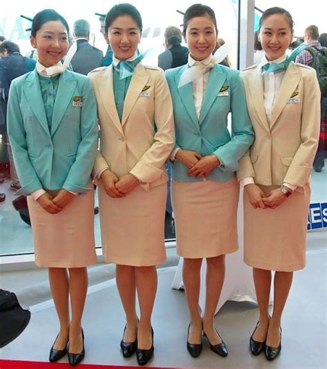 Korean Air cabin crew uniforms.No1Traveller.com | Comissária de bordo ...