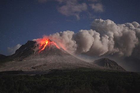 Image: Volcano erupting in Montserrat, Caribbean. (© WestEnd61/Rex ...