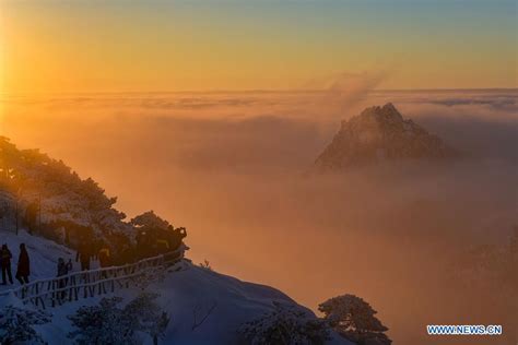 Visitors watch sunrise and clouds on Huangshan Mountain in east China ...