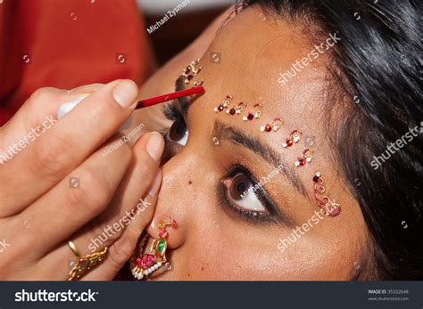 Red Bindi Applied Hindu Brides Forehead Stock Photo 35332648 | Shutterstock