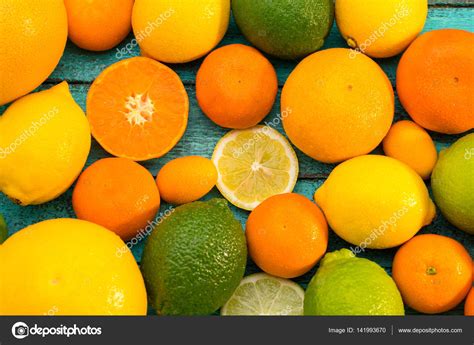 Fresh citrus fruits — Stock Photo © SergPoznanskiy #141993670