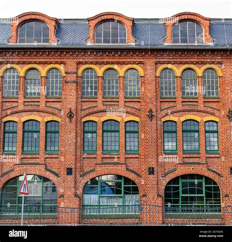 Red brick facade hi-res stock photography and images - Alamy