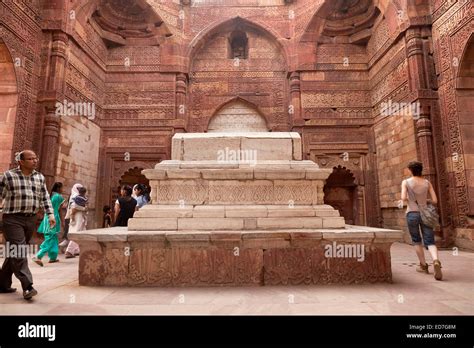 Qutub Complex Architecture