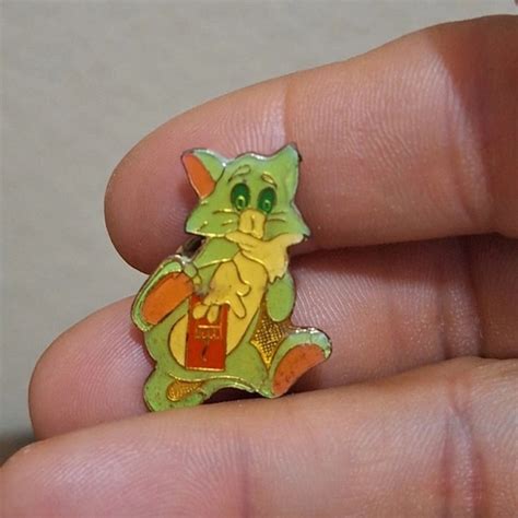 70s Tom From Tom & Jerry Paw in Mouse Trap Pin - Gem