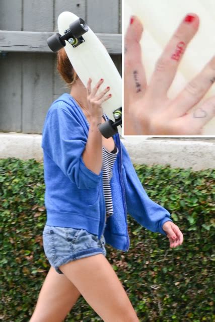 Ceker: Miley Cyrus Karma Finger Tattoo