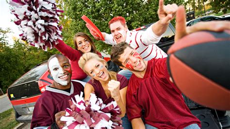 4 Fun Activities Every College Student Should Try During Fall • Student ...