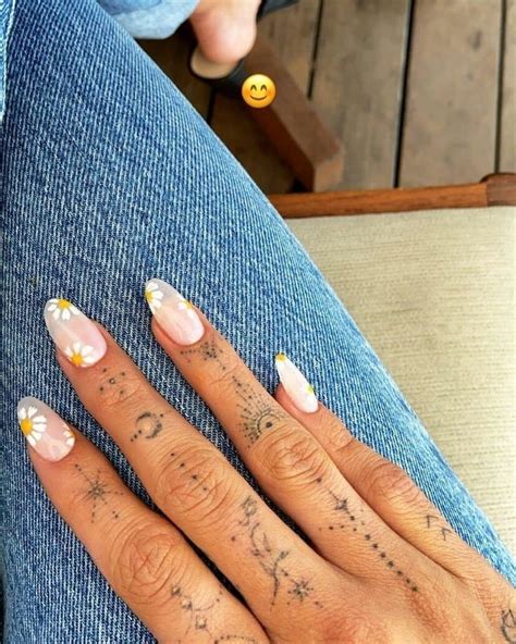 Hailey Bieber | detalhes | Hand tattoos, Tattoos, Finger tattoos