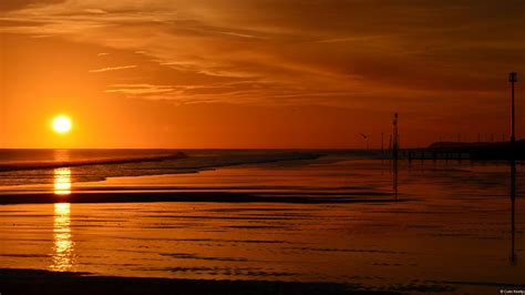 Withernsea beach-Windows 10 Desktop Wallpaper Preview | 10wallpaper.com