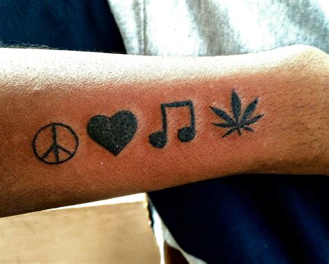 Aprender sobre 30+ imagem tatuagem peace and love - br.thptnganamst.edu.vn