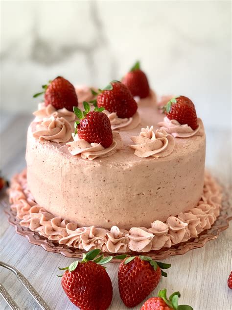 Easy Strawberry Cake – The Tiny Fairy