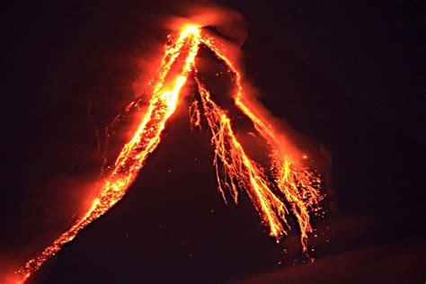 Mayon volcano gets facelift with new lava dome | Philstar.com