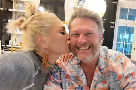 Power Couple Blake Shelton And Gwen Stefani Share A Kiss And Embrace ...