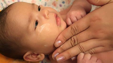 5 Cara Mencegah Kulit Kering Pada Bayi - SensiCare