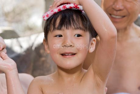 温泉に入る女の子の写真素材 [FYI02964307] | ストックフォトのamanaimages PLUS