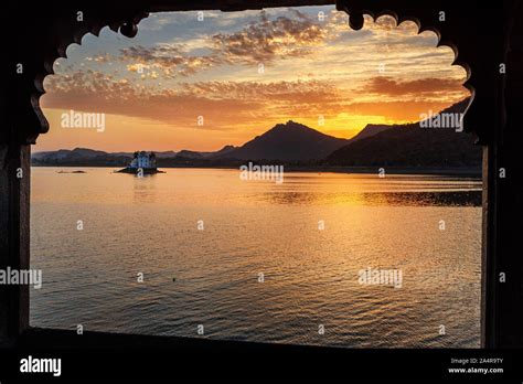 Sunset at Fateh Sagar lake in Udaipur. Rajasthan. India Stock Photo - Alamy