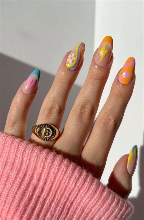 35 Aesthetic Retro Nail Designs For A Spring Mani : Cute Retro Nails