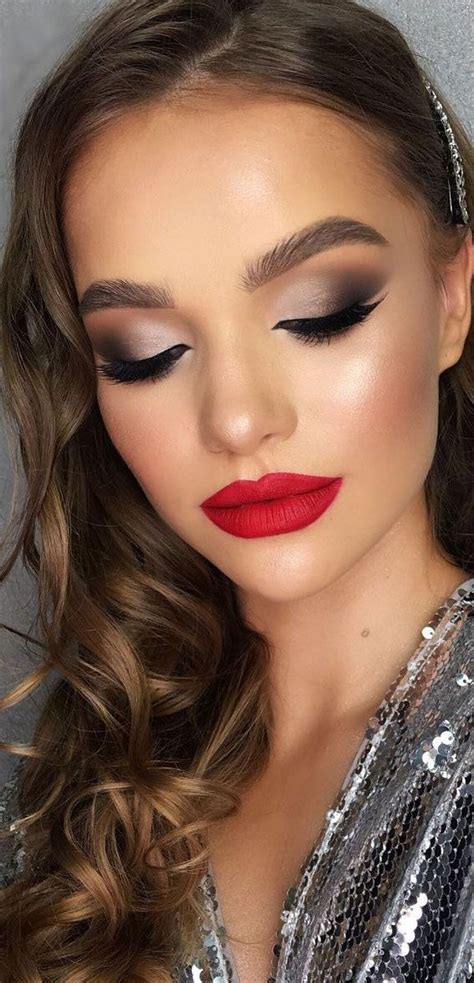 Stunning makeup looks 2021 : Smokey Eyes & Red Lips | Maquiagem de ...