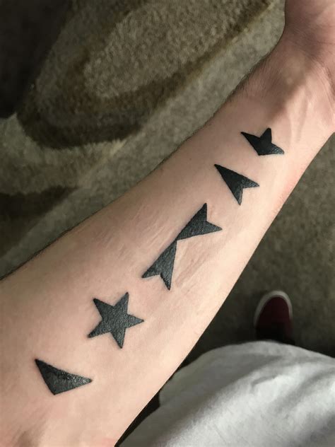 My Blackstar tattoo! Got it today as my first tattoo and I’m so happy ...