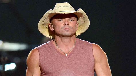 Kenny Chesney Biography: Age, Height, Birthday, Family, NetWorth ...