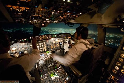 Boeing 747 cockpit | Cockpit, Flight deck, Boeing 747 cockpit