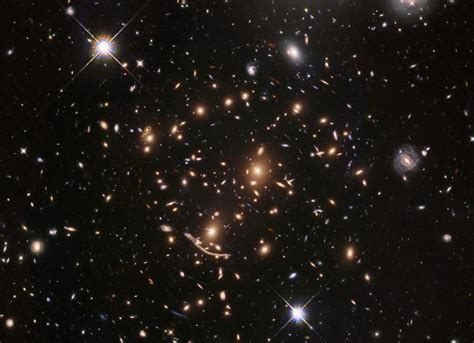 Hubble Takes Spectacular Photo of Vast Galaxy Cluster - Different Impulse