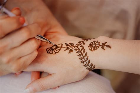 Henna Tattoos: A Dye-ing Art - Rush Memorial Hospital