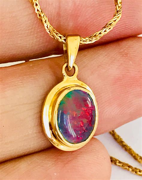 Beautiful vintage 18ct gold Opal pendant and chain