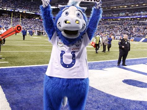 VIDEO: Colts mascot dominates kids in 'Mascot Challenge' | theScore.com