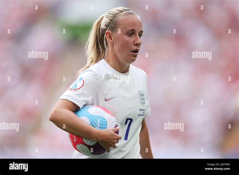 London, England, 31st July 2022. Beth Mead of England carries the ball ...