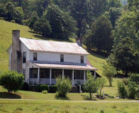 Pin by Mary Jobst-wilson on Country Homes/Farmhouse | Old farm houses ...