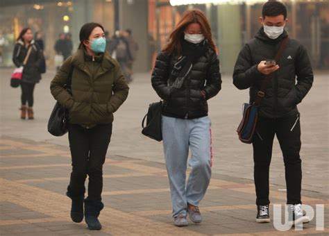 Photo: Chinese wear masks for protection against hazardous pollution in ...