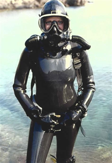 Scuba Diving Pictures, Scuba Diving Quotes, Women's Diving, Diving Suit ...