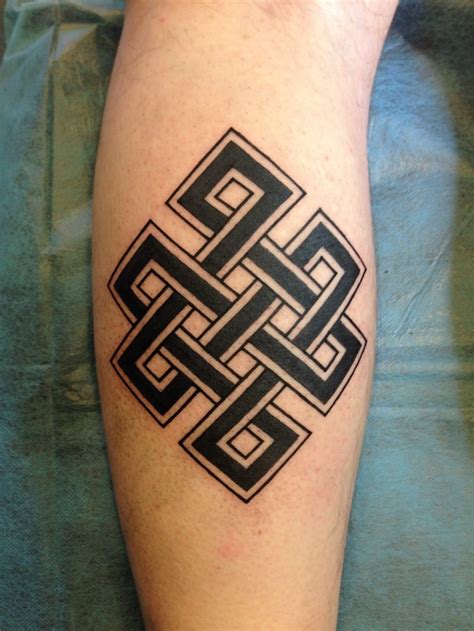 Si verificano ammuffito folla tatuaggio infinito uomo girarsi ...