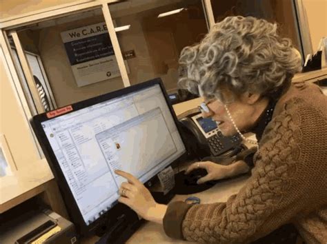 old woman computer | Old women, Women, Olds