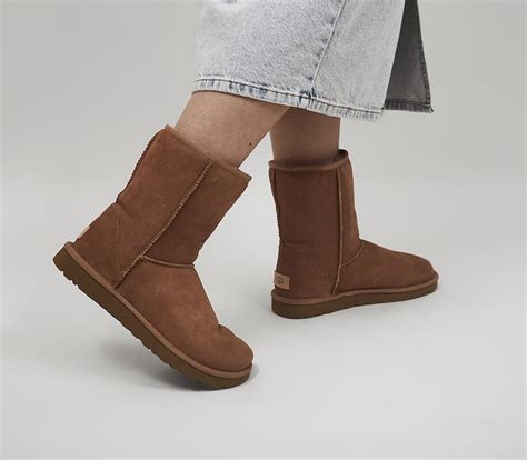 UGG Classic Short II Boots Chestnut Suede - Ankle Boots