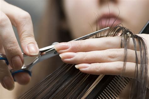 Cortar as pontas fortalece o cabelo - Gerusa Florencio