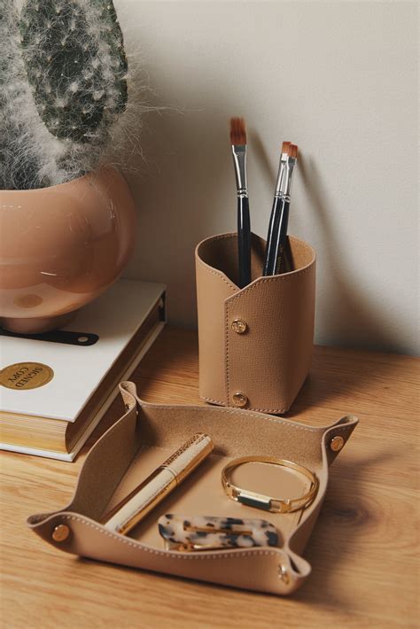 Simple Modern Desk Accessories With New Ideas | Home decorating Ideas