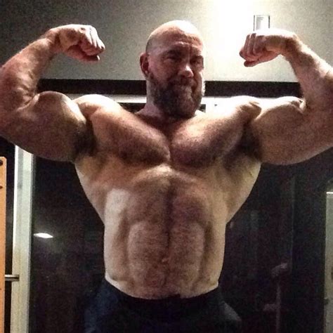 Muscle Lover: Huge American musclebear Thom Austin