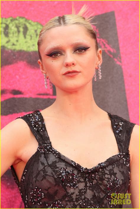 Maisie Williams & Iris Law Go Punk for the Premiere of Danny Boyle's ...