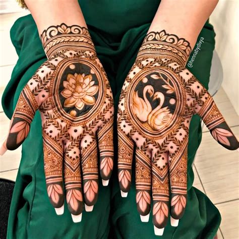 Share more than 87 centre hand mehndi designs super hot - seven.edu.vn