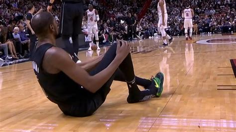 Kevin Durant goes down with apparent knee injury after colliding with ...