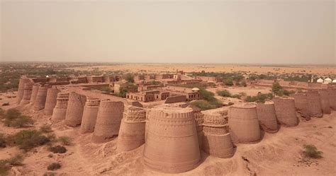 View to the Derawar Fortress in Cholistan Desert, Pakistan 9591661 ...