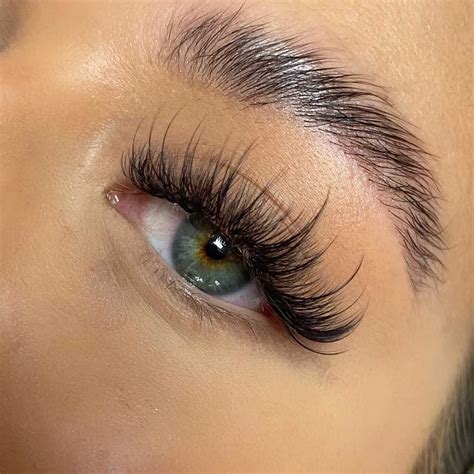 Hybrid Doll Eyelash Extensions: Get Envy-Worthy Eyes Now!