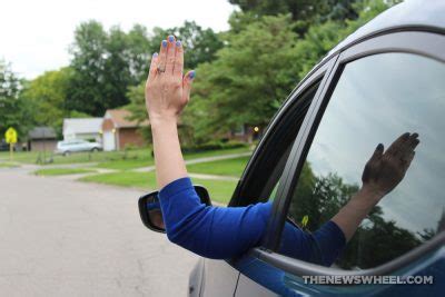 A Simple Guide to Using Hand Signals While Driving [PHOTOS] - The News ...