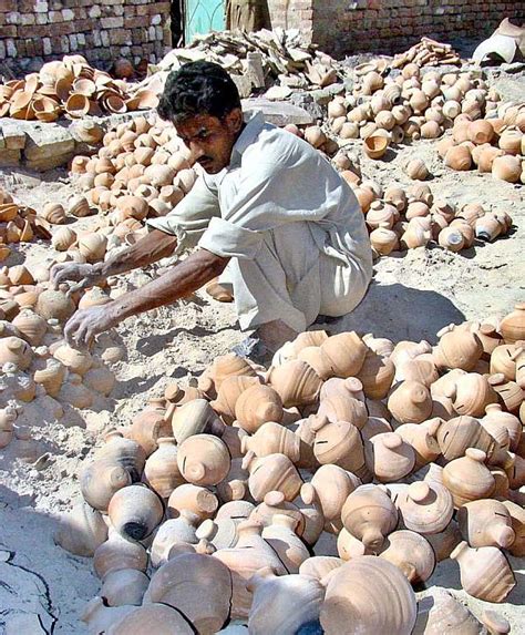 Kumhar caste Kumbhar pottery of mud, mud ceramics | Pakistan Travel ...